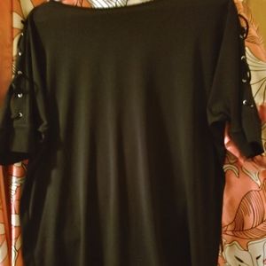 Ladies top ,decorative weave sleeve quarter inch blk